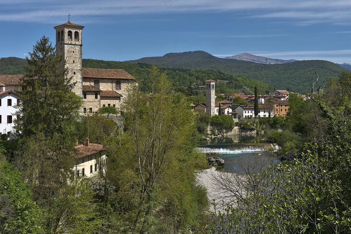 Cividale del Friuli sul fiume Natisone, con il Ponte del Diavolo