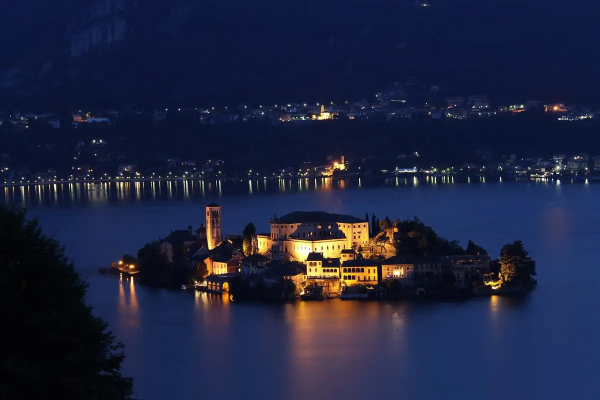 L'Isola San Giulio illuminata di notte davanti a Orta San Giulio