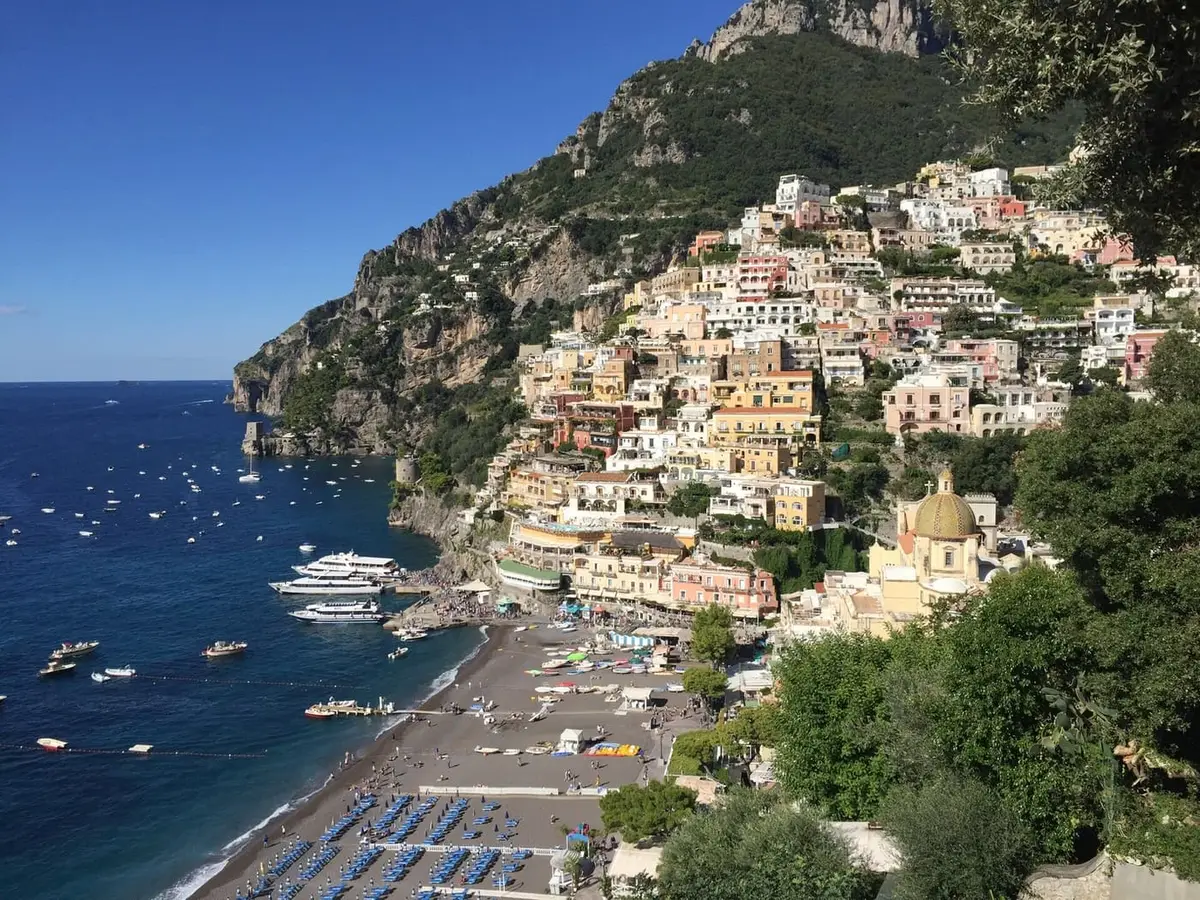 Le case colorate di Positano a cascata sul mare, simbolo della Costiera Amalfitana